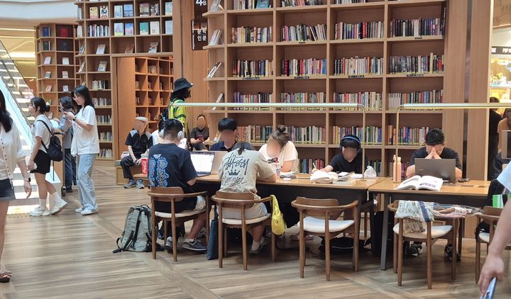 [수원=뉴시스] 김가영 인턴기자 = 4일 오후 스타필드 수원점 별마당 도서관에서 시민들이 책을 읽고 있다. *재판매 및 DB 금지