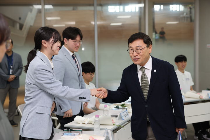 [서울=뉴시스]서울시교육청은 4일 오후 서울 용산구 신청사에서 올해 국제올림피아드에서 우수한 성과를 거둔 학생 13명을 초청해 격려 행사를 개최했다. 정근식 교육감이 수상 학생들과 악수하고 있다. (사진 = 서울시교육청) photo@newsis.com *재판매 및 DB 금지
