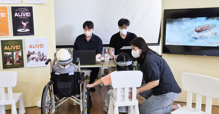 [대전=뉴시스] 충남대병원이 소아청소년암 환자와 가족에게 문화예술을 경험할 수 있는 기회를 제공하기 위해 원격 정시 체험 프로그램인 '병원으로 찾아온 살아있는 미술관'을 진행했다.(사진=충남대학교병원 제공) 2026.08.04. photo@newsis.com *재판매 및 DB 금지
