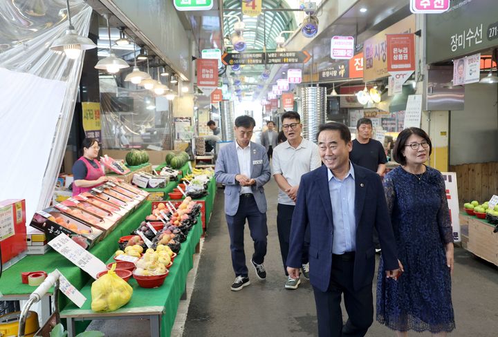 [대전=뉴시스] 조성칠 대전시의회 의장 등이 4일 중구 문창시장을 돌아보고 있다. (사진= 대전시의회 제공) *재판매 및 DB 금지