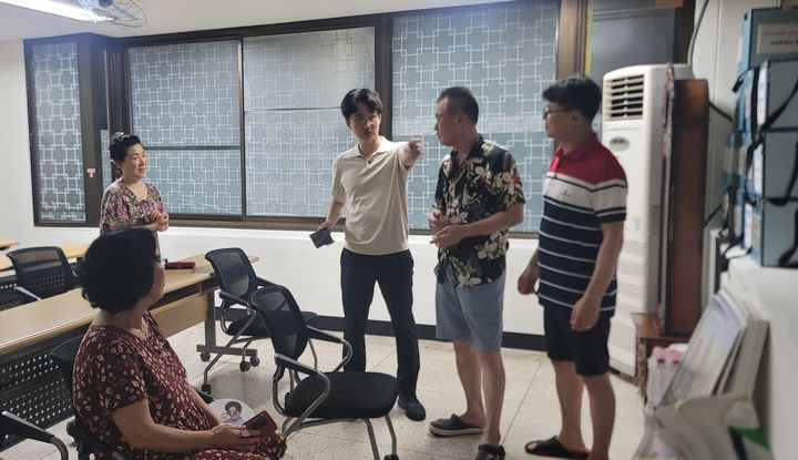 [서울=뉴시스] 현장대응을 지휘하며 관계자 및 주민들과 대화하는 서준오 노원구청장. (사진=노원구 제공) 2026.08.04. photo@newsis.com *재판매 및 DB 금지