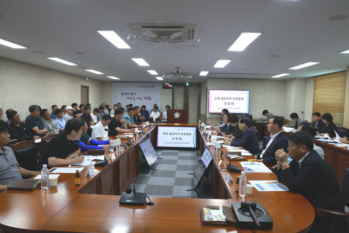 [완도=뉴시스]완도군의회 '전복 생산어가 의견청취 간담회'. (사진=완도군의회 제공) 2026.08.04. photo@newsis.com *재판매 및 DB 금지