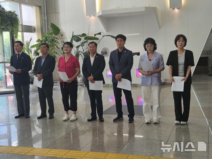 [안양=뉴시스] 박석희 기자 = 경기 안양시의회 국민의힘 소속 시의원들이 기자회견을 열고 있다. 2026.08.04. phe@newsis.com
