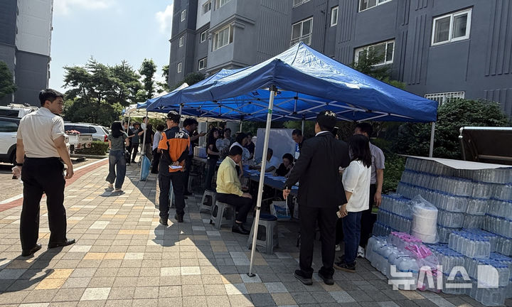 [무안=뉴시스] 전남광주통합특별시 무안군의 한 아파트에서 발생한 전기실 화재로 이틀째 전력 공급이 끊기면서 주민 불편이 이어지고 있는 가운데 무안군이 4일 피해 아파트 주민들을 대상으로 구호 물품을 지급하고 있다. (사진 =무안군 제공) 2026.08.04. photo@newsis.com 