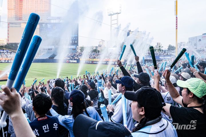[서울=뉴시스] 31일 프로야구 NC 다이노스와 KIA 타이거즈의 2026 신한 쏠 KBO리그 경기가 열린 창원NC파크 관중석에 물줄기가 솟고 있다. (사진=NC 다이노스 제공) 2026.07.31. *재판매 및 DB 금지