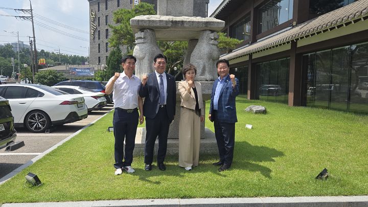 [화성=뉴시스] 이계철 화성시의회 의장(사진 왼쪽 두 번째)이 4일 김미경 수원시의회 의장(사진 오른쪽에서 두 번째), 김종욱 오산시의회 의장(오른쪽 첫 번째) 등과 오찬간담회 후 기념촬영을 하고 있다. (사진=화성시의회 제공) 2026.08.04. photo@newsis.com *재판매 및 DB 금지