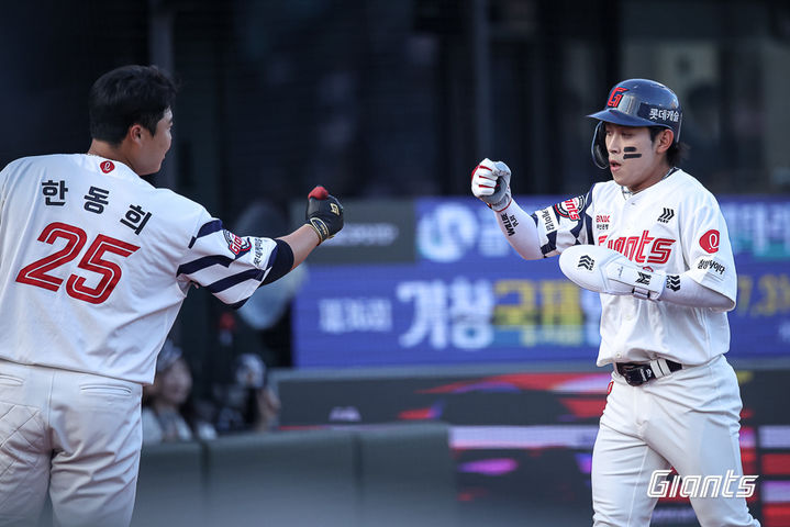 [서울=뉴시스] 프로야구 롯데 자이언츠 황성빈이 4일 부산 사직구장에서 열린 2026 신한 쏠 KBO리그 홈 경기에서 키움 히어로즈를 상대로 득점을 올리고 있다. (사진=롯데 자이언츠 제공) 2026.08.04.