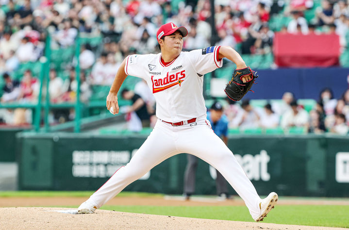 [서울=뉴시스] 프로야구 SSG 랜더스 김민준이 4일 인천 SSG랜더스필드에서 열린 2026 신한 쏠 KBO리그 LG 트윈스와의 홈 경기에 선발 등판해 공을 던지고 있다. (사진=SSG 랜더스 제공) 2026.08.04. *재판매 및 DB 금지