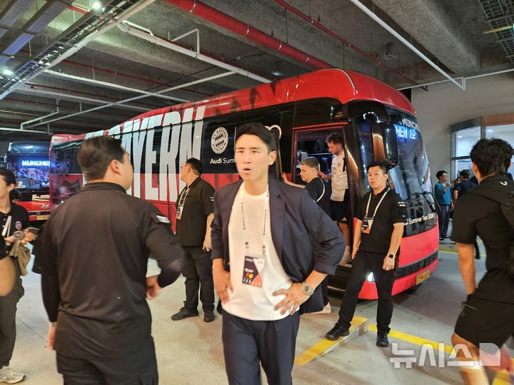 [제주=뉴시스] 김진엽 기자= 구자철 프로축구 K리그1 제주 SK 유스 어드바이저가 4일 제주월드컵경기장에서 열린 제주와 독일 프로축구 분데스리가 바이에른 뮌헨의 친선 경기 후 취재진에게 상황을 설명하고 있다. 2026.08.04. wlsduq123@newsis.com