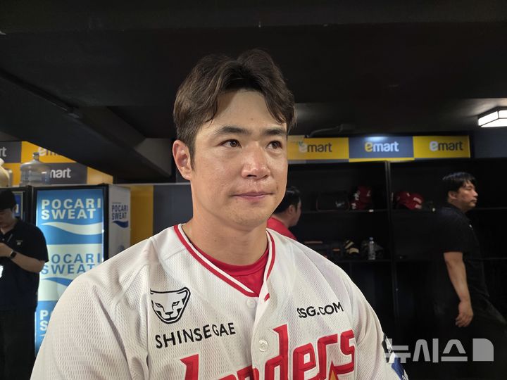 [인천=뉴시스] 김희준 기자 = 프로야구 SSG 랜더스의 김재환이 4일 인천 SSG랜더스필드에서 벌어진 LG 트윈스와의 경기를 마친 뒤 취재진과 인터뷰를 하고 있다. 2026.08.04jinxijun@newsis.com