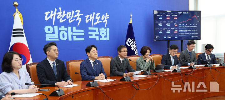 [서울=뉴시스] 고범준 기자 = 한병도 더불어민주당 대표 직무대행 겸 원내대표가 4일 서울 여의도 국회에서 열린 원내대책회의에서 발언하고 있다. 2026.08.04. bjko@newsis.com
