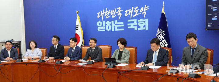[서울=뉴시스] 고범준 기자 = 한병도 더불어민주당 대표 직무대행 겸 원내대표가 4일 서울 여의도 국회에서 열린 원내대책회의에서 발언하고 있다. 2026.08.04. bjko@newsis.com