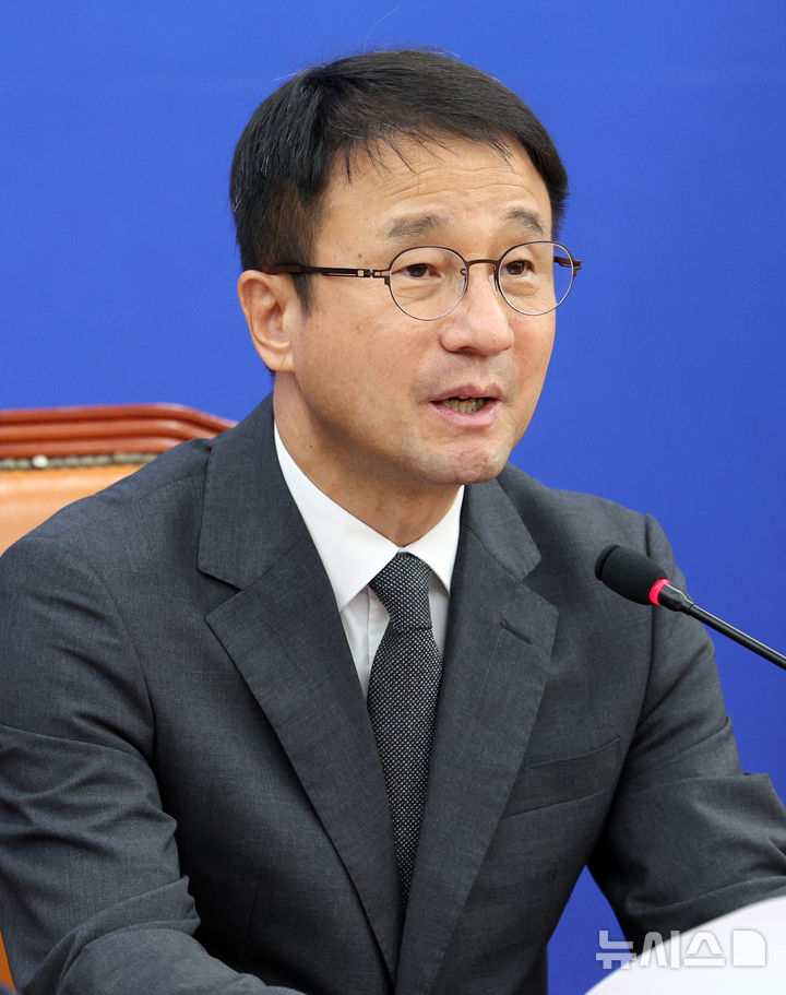 [서울=뉴시스] 고범준 기자 = 한병도 더불어민주당 대표 직무대행 겸 원내대표가 4일 서울 여의도 국회에서 열린 원내대책회의에서 발언하고 있다. 2026.08.04. bjko@newsis.com
