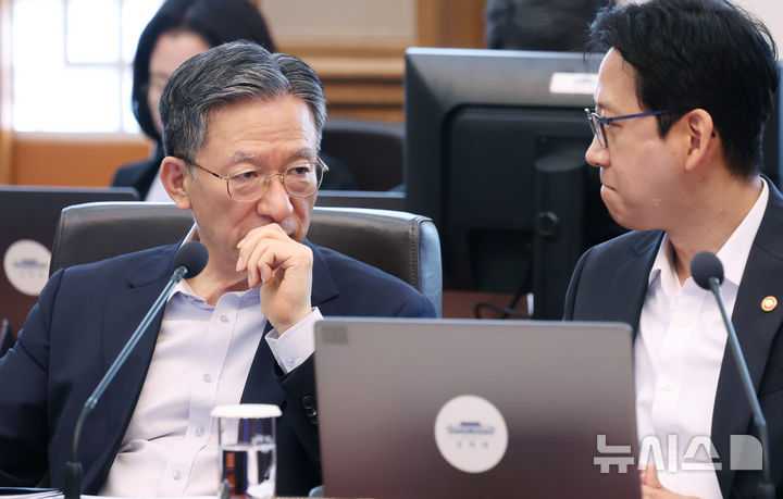 [서울=뉴시스] 조성봉 기자 = 정성호(왼쪽) 법무부 장관이 4일 청와대에서 열린 국무회의에 참석해 배경훈 과학기술부총리 겸 과학기술정보통신부 장관과 대화하고 있다. 2026.08.04. suncho21@newsis.com