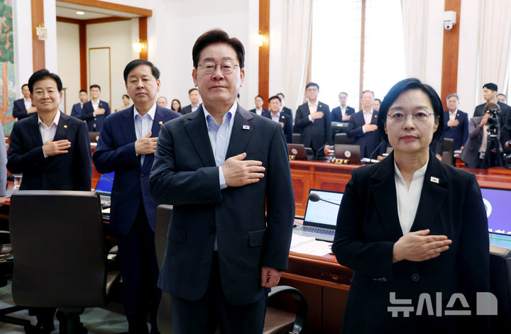 [서울=뉴시스] 조성봉 기자 = 이재명 대통령이 4일 청와대에서 열린 국무회의에서 국민의례를 하고 있다. 2026.08.04. suncho21@newsis.com