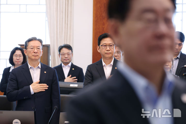 [서울=뉴시스] 조성봉 기자 = 정성호 법무부 장관이 4일 청와대에서 열린 국무회의에서 국민의례를 하고 있다. 2026.08.04. suncho21@newsis.com