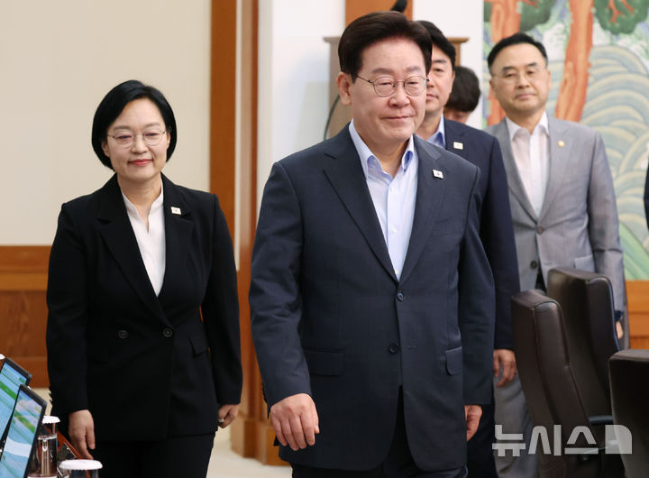 [서울=뉴시스] 조성봉 기자 = 이재명 대통령이 4일 청와대에서 열린 국무회의에 입장하고 있다. 2026.08.04. suncho21@newsis.com
