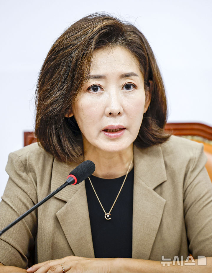 [서울=뉴시스] 정병혁 기자 = 나경원 국민의힘 의원이 소득세법 개정안을 발의할 예정이라고 밝혔다. 사진은 나 의원이 4일 서울 여의도 국회에서 열린 검찰 보완수사권 폐지·공소기각 조항의 위헌성과 대통령 재의요구권 행사 촉구 긴급 토론회에서 발언하는 모습. 2026.08.04. jhope@newsis.com