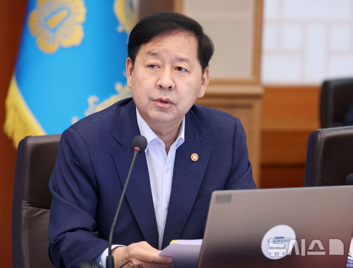 [서울=뉴시스] 조성봉 기자 = 구윤철 경제부총리 겸 재정경제부 장관이 지난 4일 청와대에서 열린 국무회의에서 업무보고를 하고 있다. 2026.08.04. suncho21@newsis.com