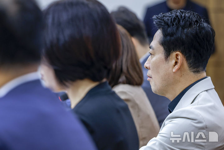 [서울=뉴시스] 정병혁 기자 = 장동혁 국민의힘 대표가 4일 서울 여의도 국회에서 열린 검찰 보완수사권 폐지·공소기각 조항의 위헌성과 대통령 재의요구권 행사 촉구 긴급 토론회에 참석, 생각에 잠겨 있다. 2026.08.04. jhope@newsis.com