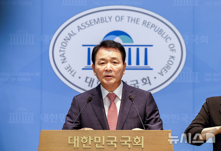 [서울=뉴시스] 정병혁 기자 = 성일종 국민의힘 의원이 4일 서울 여의도 국회 소통관에서 1군단 무인기 오인 소동 관련 추가 사실 공개 기자회견을 하고 있다. 2026.08.04. jhope@newsis.com