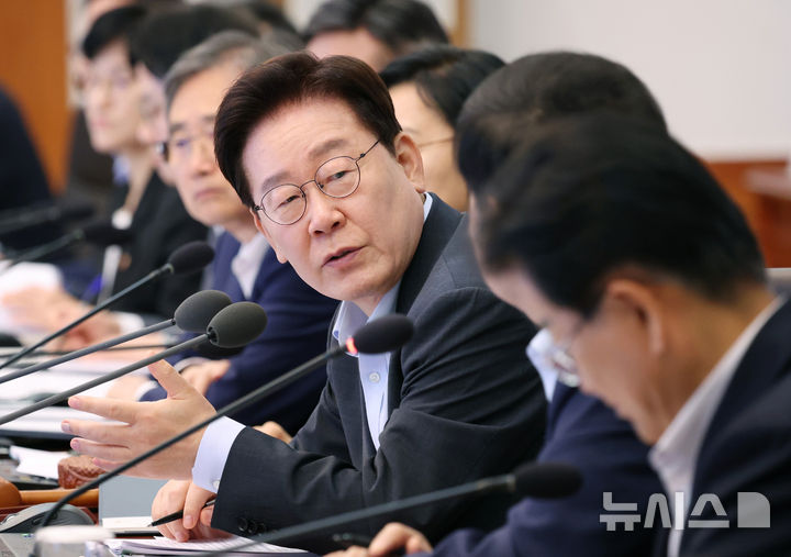 [서울=뉴시스] 조성봉 기자 = 이재명 대통령이 4일 청와대에서 열린 국무회의에서 질의하고 있다. 2026.08.04. suncho21@newsis.com