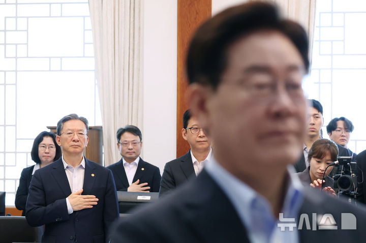 [서울=뉴시스] 조성봉 기자 = 정성호 법무부 장관이 4일 청와대에서 열린 국무회의에서 국민의례를 하고 있다. 2026.08.04. suncho21@newsis.com