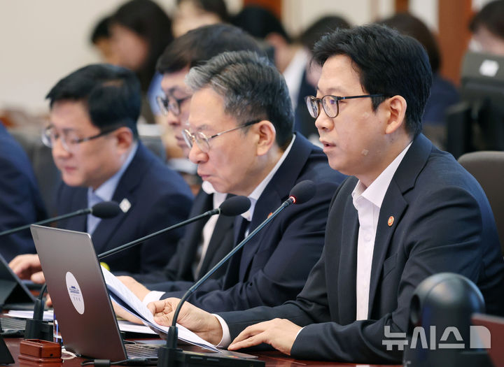 [서울=뉴시스] 조성봉 기자 = 배경훈 과학기술부총리 겸 과학기술정보통신부 장관이 4일 청와대에서 열린 국무회의에서 업무보고를 하고 있다. 2026.08.04. suncho21@newsis.com