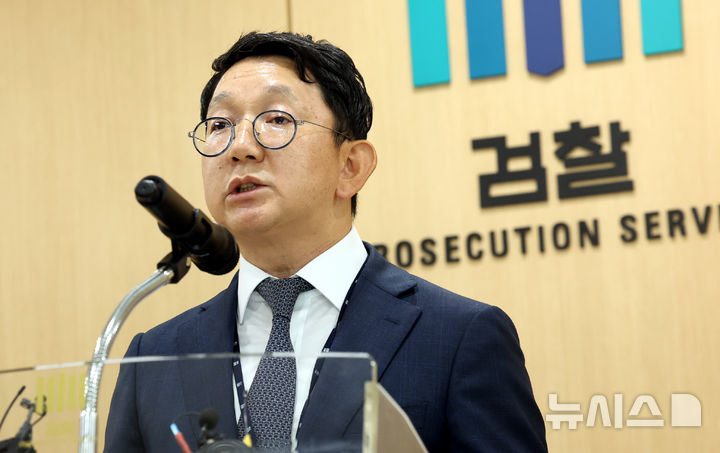 [서울=뉴시스] 박영태 기자 = 이정호 형사 제6부장 검사가 4일 오전 서울 송파구 문정동 서울동부지검에서 돼지고기 가격 담합 사건 수사 브리핑을 하고 있다. 2026.08.04. since1999@newsis.com