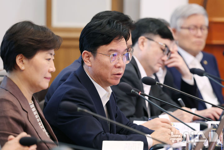 [서울=뉴시스] 조성봉 기자 = 김영훈 고용노동부 장관이 지난 4일 청와대에서 열린 국무회의에서 이재명 대통령의 질의에 답하고 있다. 2026.08.04. suncho21@newsis.com