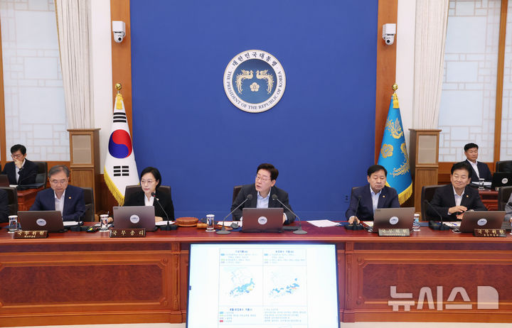 [서울=뉴시스] 조성봉 기자 = 이재명 대통령이 4일 청와대에서 열린 국무회의에서 질의하고 있다. 2026.08.04. suncho21@newsis.com