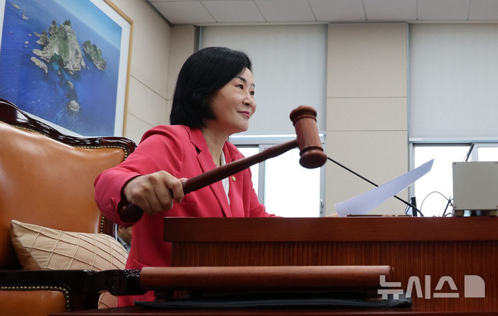 [서울=뉴시스] 고범준 기자 = 김희정 교육위원회 위원장이 4일 서울 여의도 국회에서 열린 교육위원회 전체회의에서 의사봉을 두드리고 있다. 2026.08.04. bjko@newsis.com