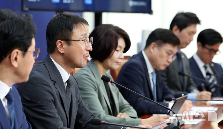 [서울=뉴시스] 고범준 기자 = 한병도 더불어민주당 대표 직무대행 겸 원내대표가 4일 서울 여의도 국회에서 열린 원내대책회의에서 발언하고 있다. 2026.08.04. bjko@newsis.com