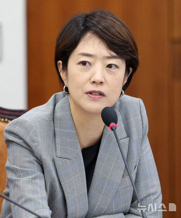 [서울=뉴시스] 고범준 기자 = 고민정 더불어민주당 의원이 4일 서울 여의도 국회에서 열린 교육위원회 전체회의에서 발언하고 있다. 2026.08.04. bjko@newsis.com