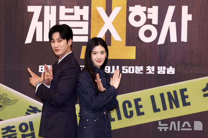 [서울=뉴시스] 김혜진 기자 = 배우 안보현(왼쪽), 정은채가 4일 오전 서울 양천구 SBS본사에서 열린 새 금토드라마 '재벌X형사2' 제작발표회에서 포즈를 취하고 있다. 2026.08.04. jini@newsis.com