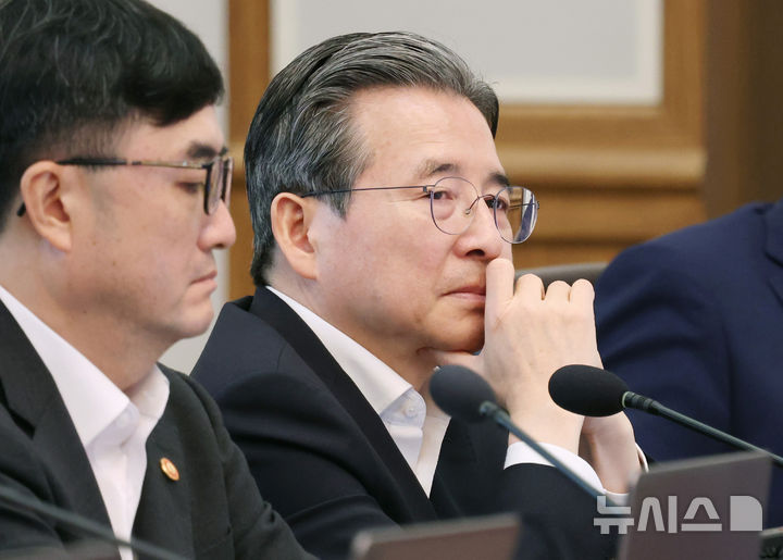[서울=뉴시스] 조성봉 기자 = 김용범 정책실장이 4일 청와대에서 열린 국무회의에서 고심하고 있다. 2026.08.04. suncho21@newsis.com