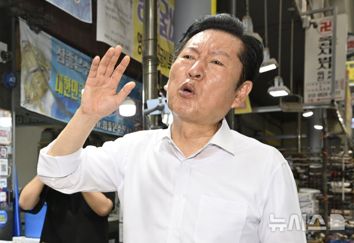 [전남광주=뉴시스] 박기웅 기자 = 정청래 더불어민주당 당대표 후보가 4일 전남광주 북구 말바우시장을 찾아 상인들과 인사를 나누고 있다. 2026.08.04. pboxer@newsis.com