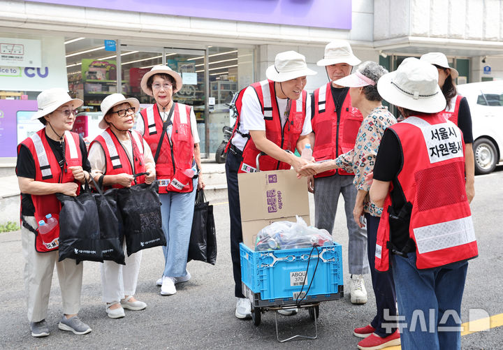 [서울=뉴시스] 김금보 기자 = 오세훈 서울시장이 4일 서울 용산구 효창동 일대 골목에서 폐지를 수집하는 어르신에게 폭염예방키트를 전달하고 대화를 하고 있다. 2026.08.04. kgb@newsis.com
