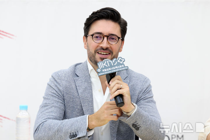 [서울=뉴시스] 박진희 기자 = 국립심포니오케스트라 제266회 정기연주회 지휘자 안토니오 멘데스가 4일 서울 서초구 예술의전당 N스튜디오에서 인터뷰 하고 있다.&nbsp; 스페인 출신 안토니오 멘데스는 2012년 말코 지휘 콩쿠르 수상 이후 취리히 톤할레 심포니, 바이에른 방송교향악단, 빈 심포니 오케스트라 등을 지휘해왔다. 2026.08.04 pak7130@newsis.com