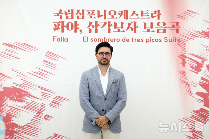 [서울=뉴시스] 박진희 기자 = 국립심포니오케스트라 제266회 정기연주회 지휘자 안토니오 멘데스가 4일 서울 서초구 예술의전당 N스튜디오에서 인터뷰 하고 있다.&nbsp; 스페인 출신 안토니오 멘데스는 2012년 말코 지휘 콩쿠르 수상 이후 취리히 톤할레 심포니, 바이에른 방송교향악단, 빈 심포니 오케스트라 등을 지휘해왔다. 2026.08.04 pak7130@newsis.com