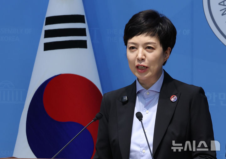[서울=뉴시스] 김근수 기자 = 김은혜 국민의힘 의원이 4일 오후 서울 여의도 국회 소통관에서 6.3 지방선거 당일 선거관리위원회의 투표자 수 조작 의혹 제기 기자회견을 하고 있다. 2026.08.04. ks@newsis.com