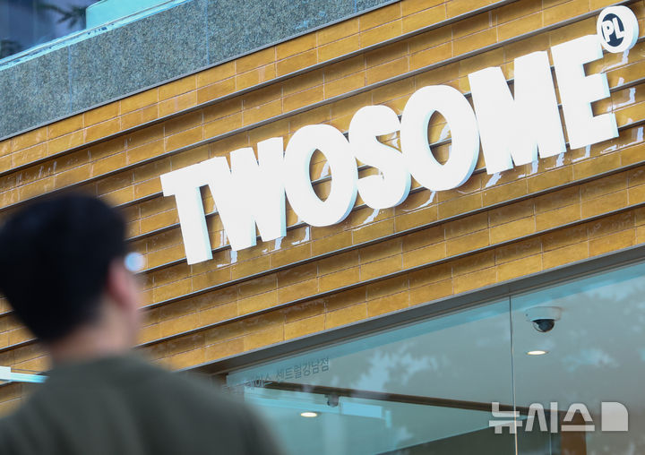 [서울=뉴시스] 황준선 기자 = 투썸플레이스의 지난 5월부터 3개월 연속 월간 신용·체크카드 추정 결제액이 '탱크데이' 마케팅 논란의 스타벅스를 앞선 것으로 나타났다. 4일 아이지에이웍스의 데이터 분석 솔루션 모바일인덱스에 따르면 지난 5∼7월 석 달간 누적 결제액은 투썸플레이스가 3천613억8천만원, 스타벅스가 3천316억4천만원으로 투썸플레이스가 약 298억원 앞선 것으로 집계됐다. 사진은 이날 서울 시내 한 투썸플레이스 매장. 2026.08.04. hwang@newsis.com