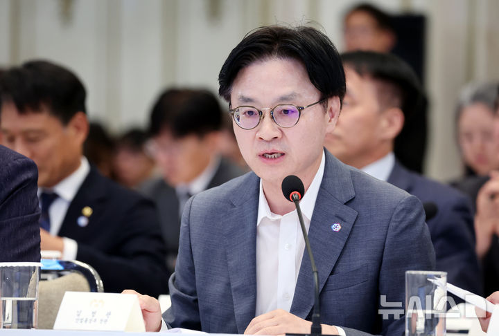 [서울=뉴시스] 김진아 기자= 김정관 산업통상부 장관이 4일 청와대 영빈관에서 열린 산업부, 지재처, 기후부, 원안위 등에 대한 부처 업무보고에서 보고를 하고 있다.(청와대통신사진기자단) 2026.08.04. bluesoda@newsis.com
