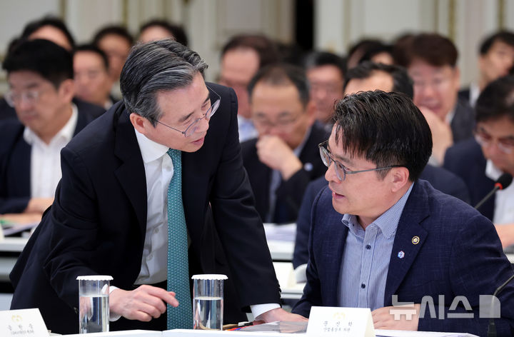 [서울=뉴시스] 김진아 기자= 김용범 정책실장과 문신학(오른쪽) 산업통상부 차관이 4일 청와대 영빈관에서 열린 산업부, 지재처, 기후부, 원안위 등에 대한 부처 업무보고에서 대화를 하고 있다.(청와대통신사진기자단) 2026.08.04. bluesoda@newsis.com