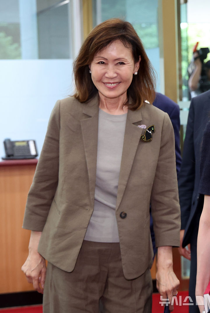 [서울=뉴시스] 김선웅 기자 = 미셸 스틸 신임 주한 미국 대사가 4일 서울 종로구 외교부에서 조현 외교부 장관과 접견하기 위해 등청하고 있다. 2026.08.04. mangusta@newsis.com