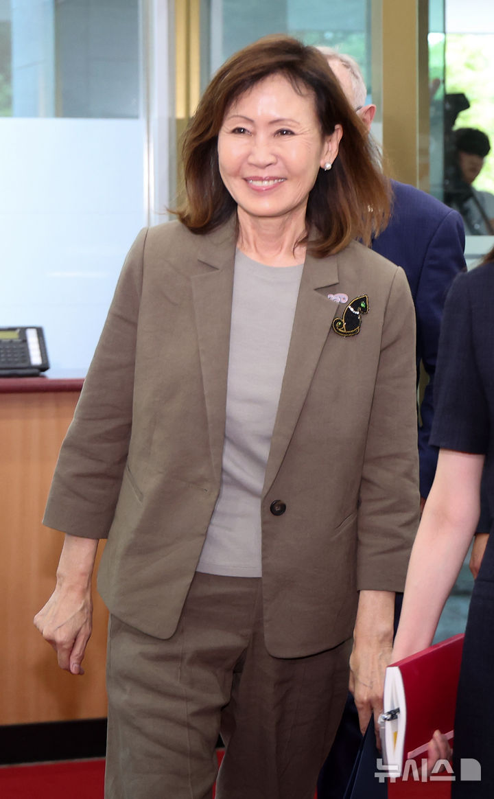 [서울=뉴시스] 김선웅 기자 = 미셸 스틸 신임 주한 미국 대사가 4일 서울 종로구 외교부에서 조현 외교부 장관과 접견하기 위해 등청하고 있다. 2026.08.04. mangusta@newsis.com