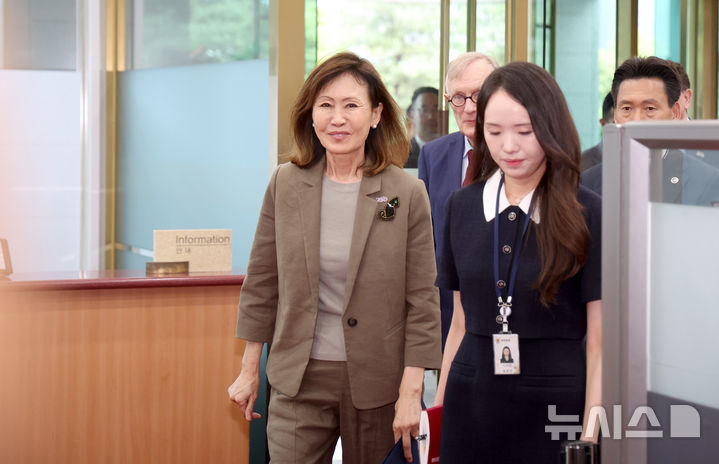 [서울=뉴시스] 김선웅 기자 = 미셸 스틸 신임 주한 미국 대사가 4일 서울 종로구 외교부에서 조현 외교부 장관과 접견하기 위해 등청하고 있다. 2026.08.04. mangusta@newsis.com