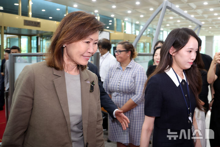 [서울=뉴시스] 김선웅 기자 = 미셸 스틸 신임 주한 미국 대사가 4일 서울 종로구 외교부에서 조현 외교부 장관과 접견하기 위해 등청하고 있다. 2026.08.04. mangusta@newsis.com