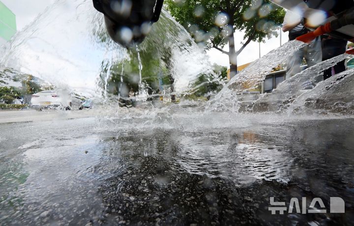  [부산=뉴시스] 하경민 기자 = 폭염이 지속 중인 4일 부산 부산진구청 앞 도로에서 구청이 임대한 살수차가 도로에 물을 뿌리고 있다. 2026.08.04. yulnetphoto@newsis.com