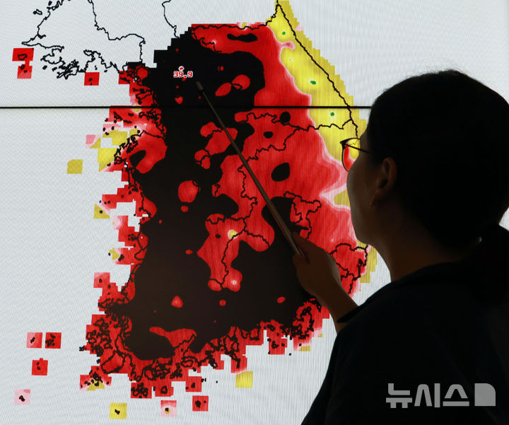 [서울=뉴시스] 최동준 기자 = 서울 전역에 폭염중대경보가 발효된 4일 서울 동작구 기상청에서 관계자가 폭염 상황을 모니터링 하고 있다. 2026.08.04. photocdj@newsis.com